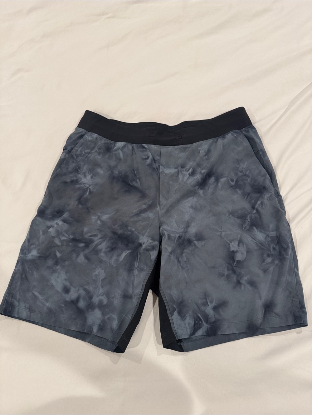 Lululemon men’s athletic shorts- XL GUC